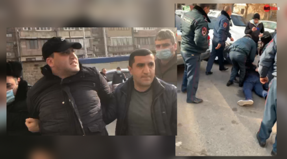 Несколько десятков полицейских демонстративно задержали Нарека Самсоняна во дворе его дома (видео)